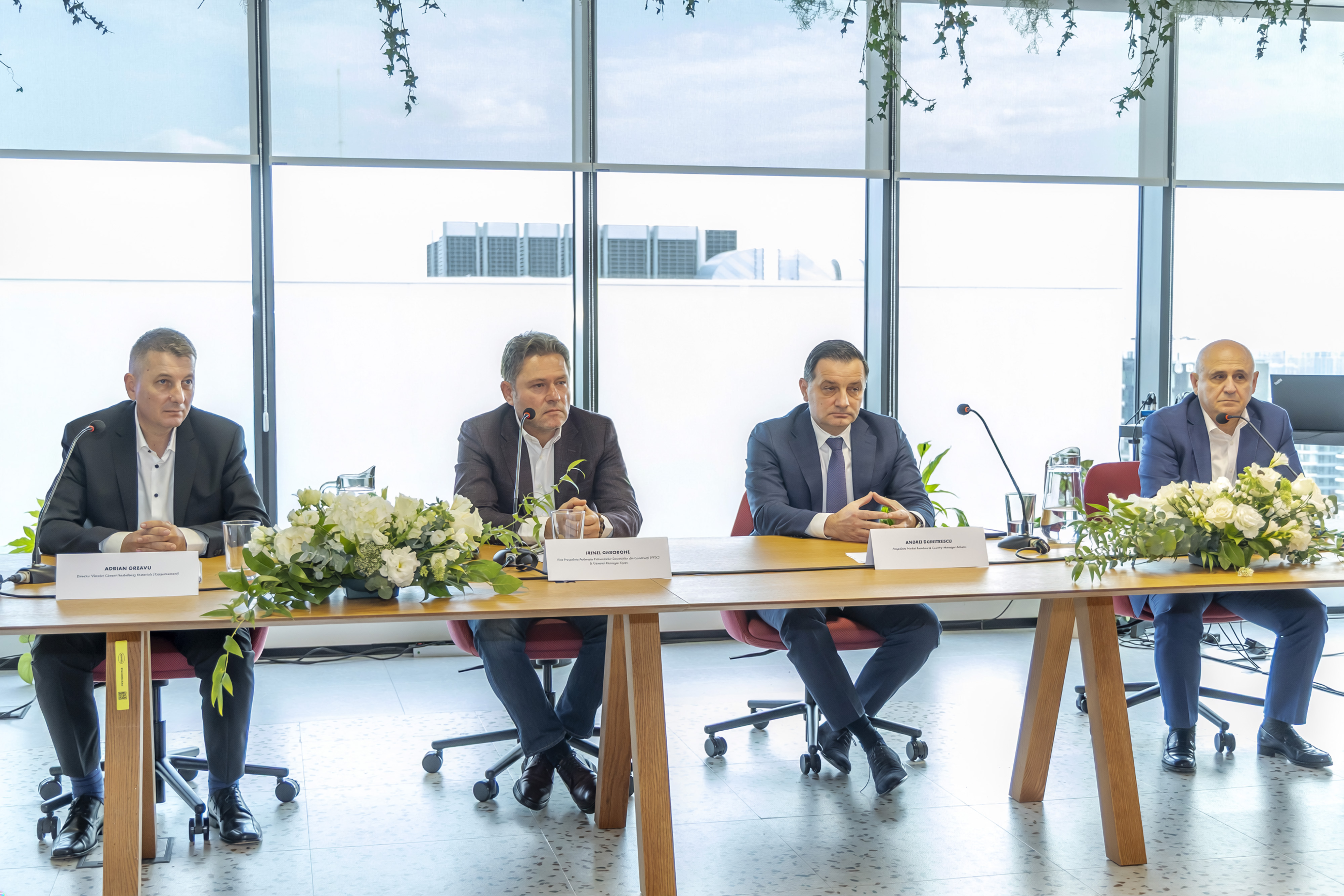  de la stanga la dreapta: Adrian Greavu - "Director Vanzari Ciment" / Heidelberg Materials (Partener Henkel – Furnizor) Irinel Gheorghe – General Manager SIPEX & Reprezentant al Patronatului Societatilor de Constructii din RO (Partener Henkel – Distribuitor) Andrei Dumitrescu - Președinte & GM Divizia Adezivi HRO Constantin Damov –Președinte „Coalitia pentru Economia Circulara” (Expert)