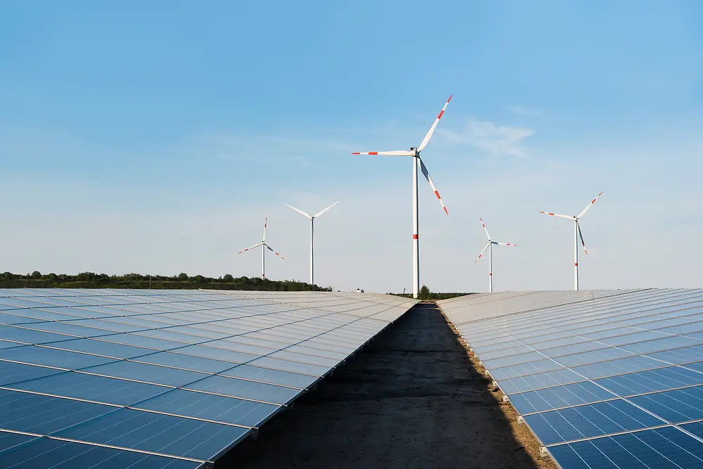 Turbine eoliene și panouri solare