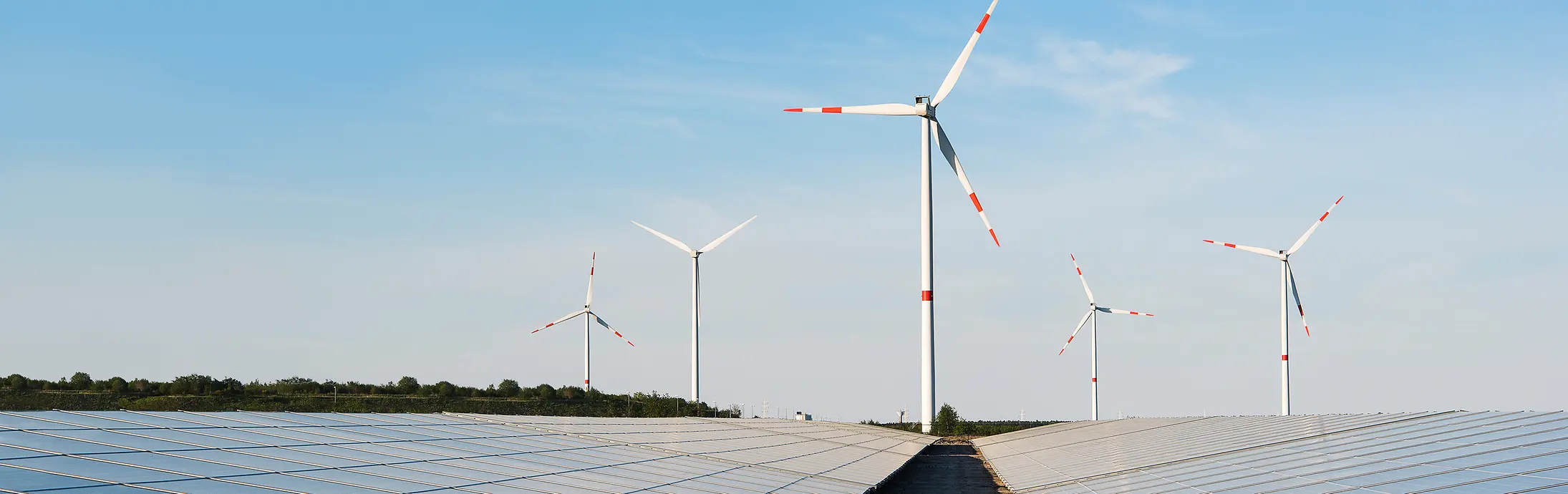 Turbine eoliene și panouri solare