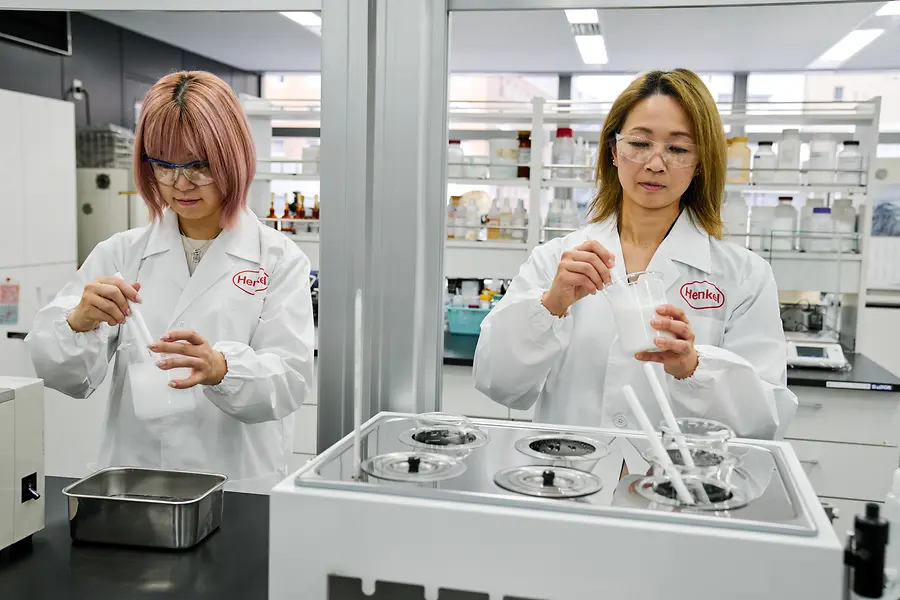 Două femei care lucrează într-un laborator.