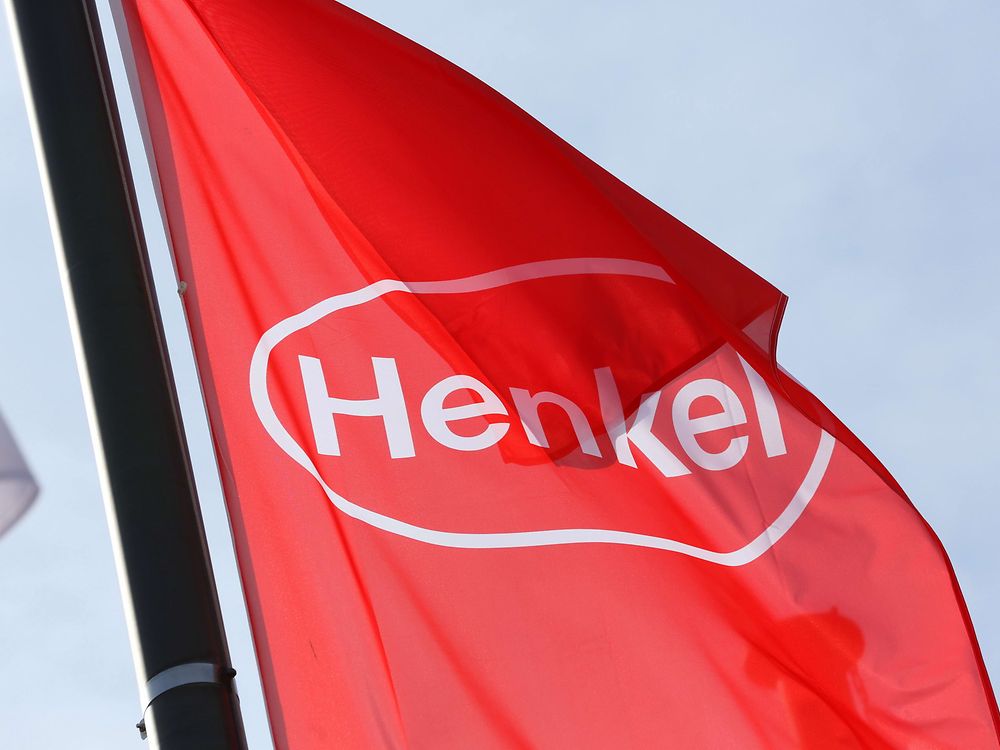 Steag roșu cu sigla Henkel